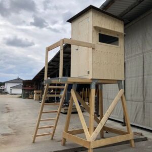 Geschlossene Jagdkanzel aus Fichte